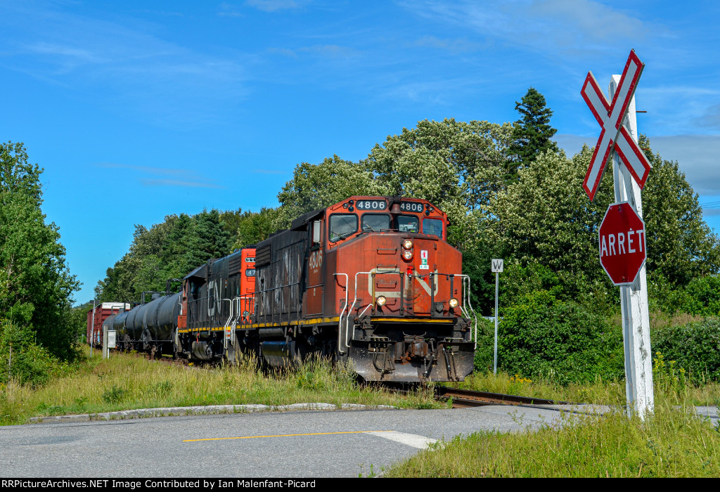 CN 4806 leads 559 at Rivière Hâtée